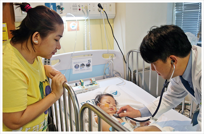 수술을 집도한 소아심장외과 윤태진 교수(오른쪽)가 1월 19일 아이의 상태를 살피고 있는 모습.