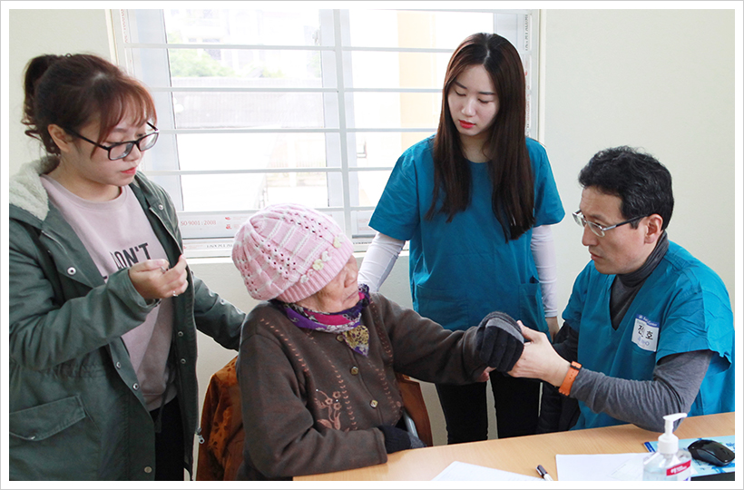 의료봉사단 캠프에서 정형외과 전인호 교수(오른쪽)가 진료하고 있는 모습. 