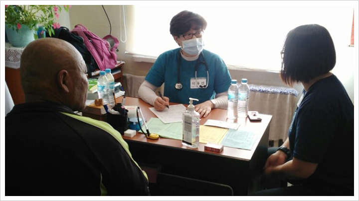 응급의학과 이윤선 부교수(가운데)가 몽골 알렉에르덴 보건소에서 현지인들을 대상으로 진료를 하고 있다.