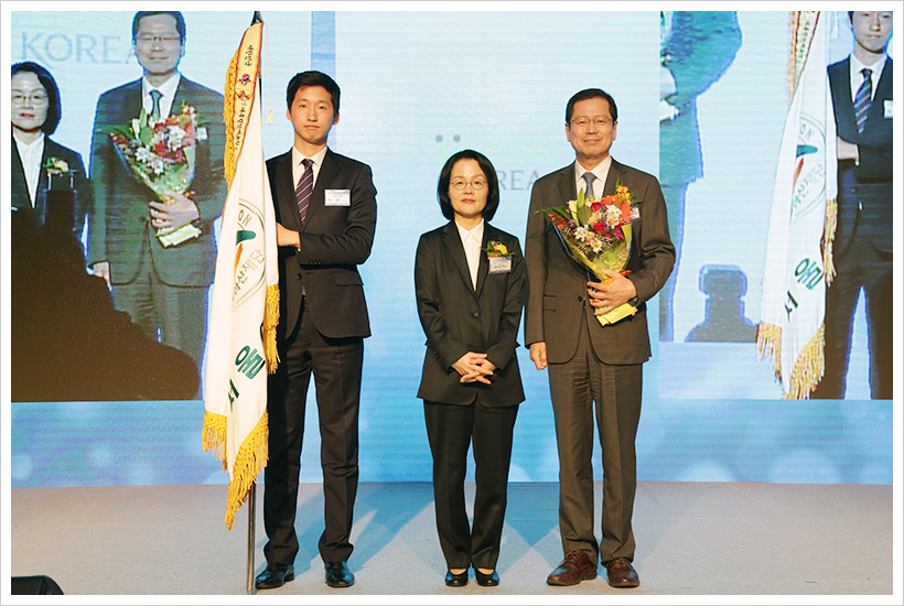 지난 9일 서울 코엑스에서 열린 ‘메디컬코리아 2015’ 시상식에서 박성욱 서울아산병원장(오른쪽)이 대통령표창을 수상하고 장옥주 보건복지부 차관(가운데)과 함께 기념촬영을 하고 있다.