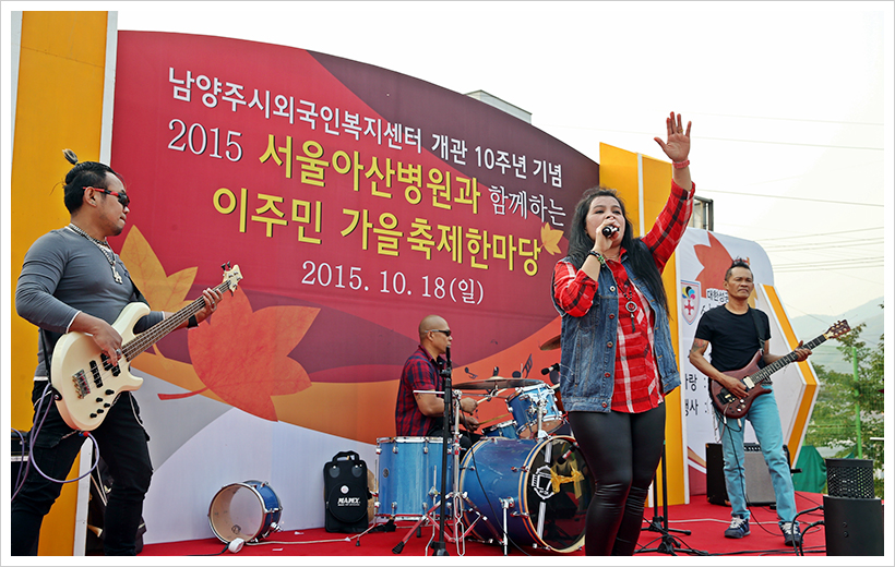 서울아산병원과 함께하는 가을 한마당에서 필리핀 밴드 샬롬이 공연하고 있다