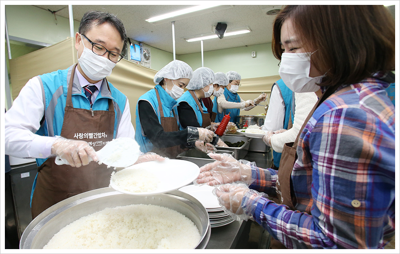 서울아산병원 직원들이 서울역 따스한 채움터에서 무료 급식 지원을 하고 있다.