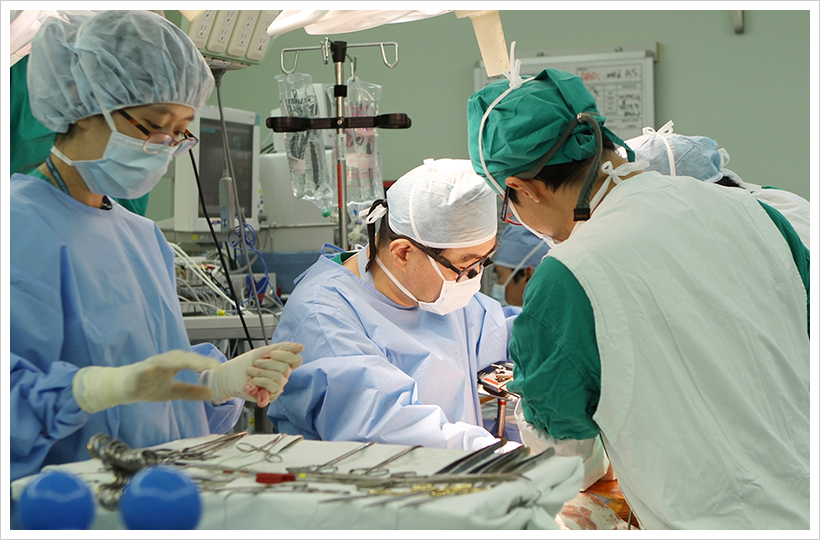 서울아산병원 장기이식센터 황신 소장을 비롯한 간이식팀 의료진들이 간이식 수술을 하고 있다. 서울아산병원은 암, 장기이식 등 고난도 수술 분야에서 세계를 이끌어나가고 있다.