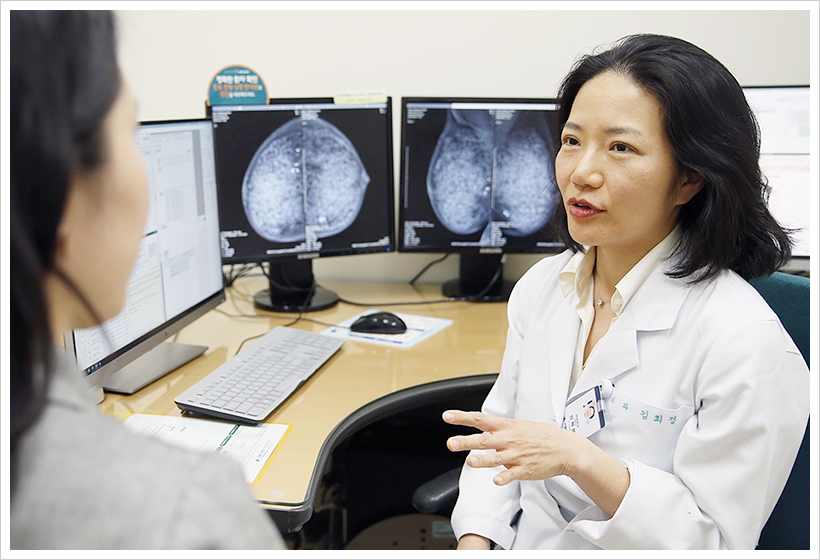 서울아산병원 유방외과 김희정 교수가 유방암 수술을 받은 뒤 보조항암치료를 앞두고 있는 30대 여성 환자에게 진료상담을 하고 있다.