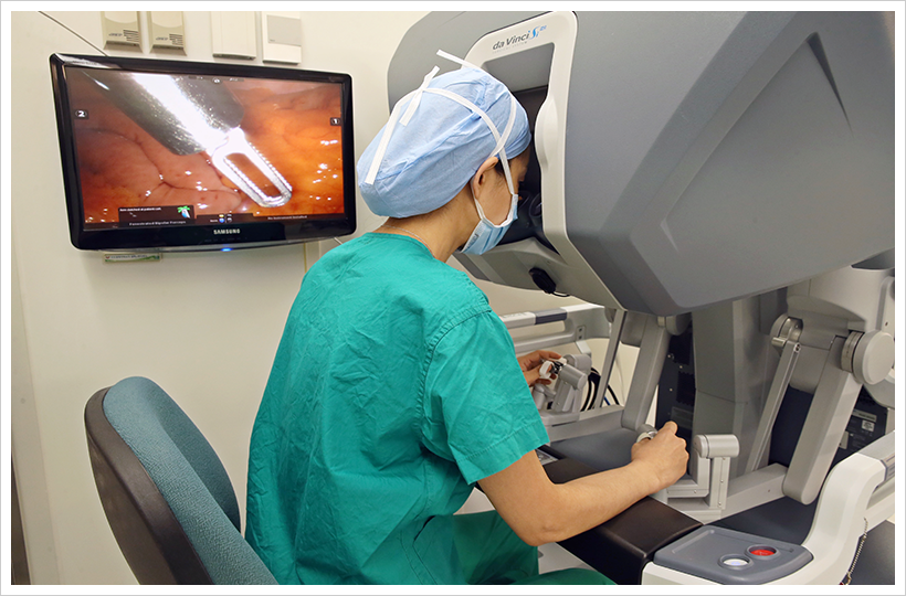 서울아산병원 산부인과 이사라교수(왼쪽)가 천골질고정술 로봇수술을 하고있다