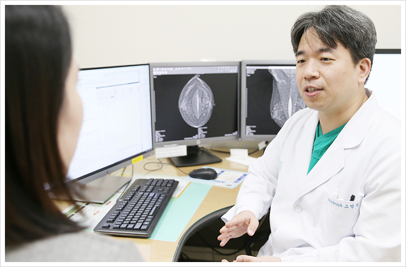 고범석 서울아산병원 유방외과 교수가 즉시 재건술을 앞둔 진행성 유방암 환자에게 진료상담을 하는 모습