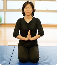 손바닥 마주대고 아래로 누르기