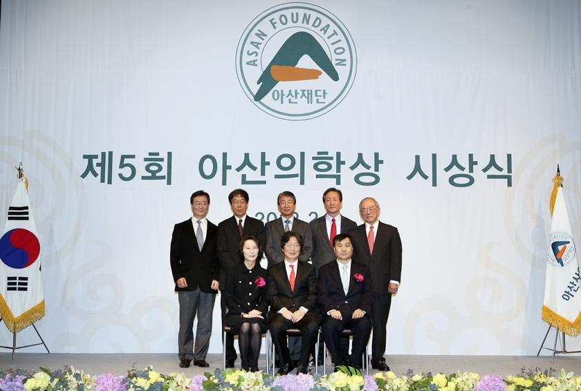 재단 이사장, 아산상 운영위원과 함께한 수상자 고규영 교수 내외