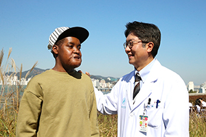 아프리카 청년에게 새로운 삶 찾아줘