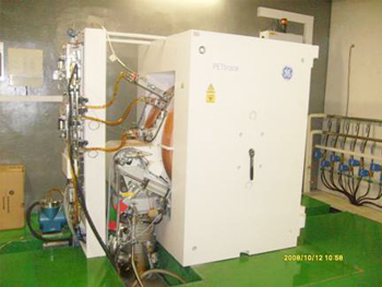 신관 GE PETtrace Cyclotron 사진