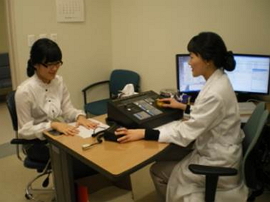 당뇨합병증 검사실에서 말초신경전도검사를 하고 있는 모습