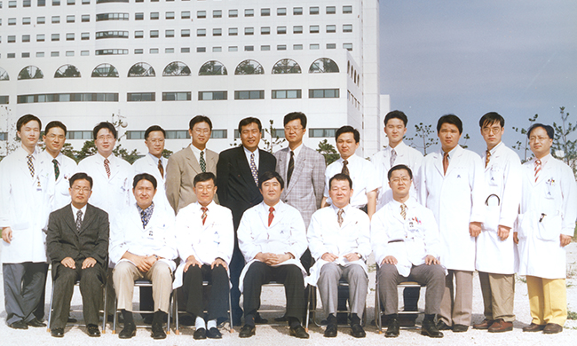 1996년 서울아산병원 성형외과 의국 단체 사진 모습