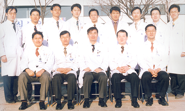 1997년 서울아산병원 성형외과 의국 단체 사진 모습