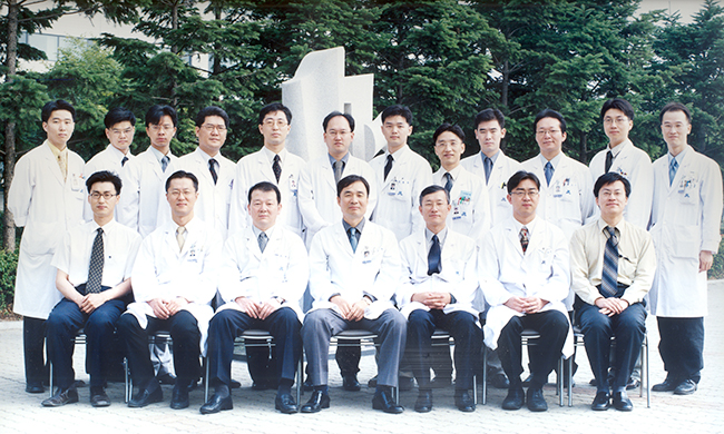2001년 서울아산병원 성형외과 의국 단체 사진 모습