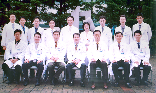 2003년 서울아산병원 성형외과 의국 단체 사진 모습