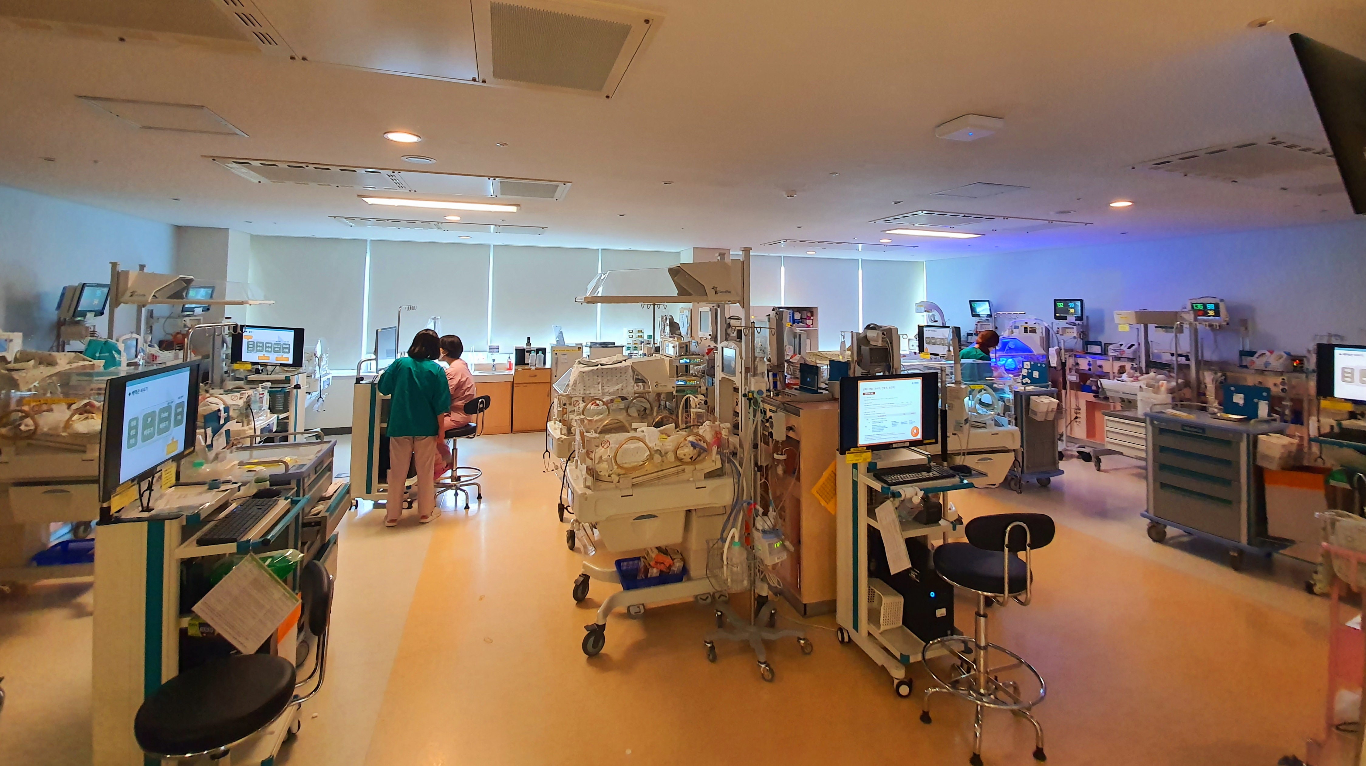 서울아산병원 신생아과  제 1 신생아 중환자실 3구역 모습