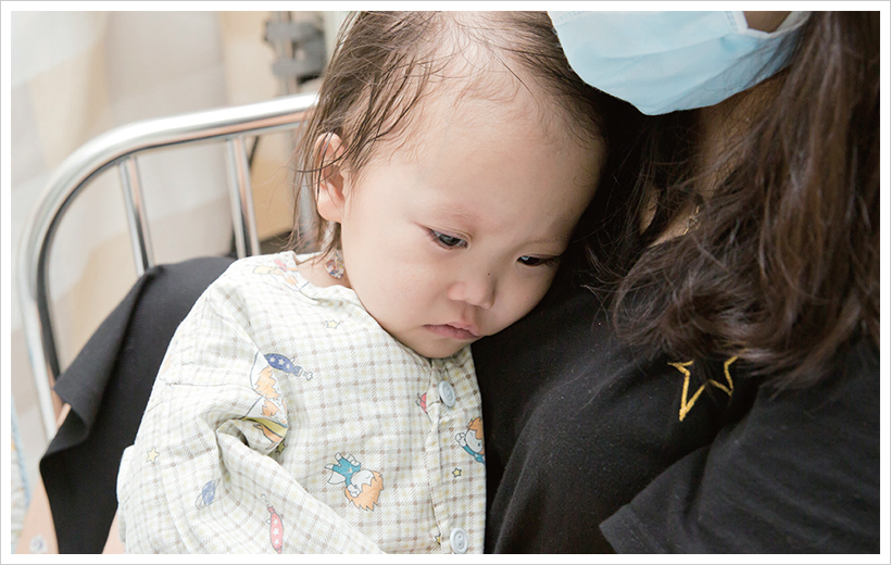 엄마 품에 안겨 있는 박소담(3) 아기. 두 번째 간이식 수술을 받은 지 얼마 되지 않아 지친 모습이다.