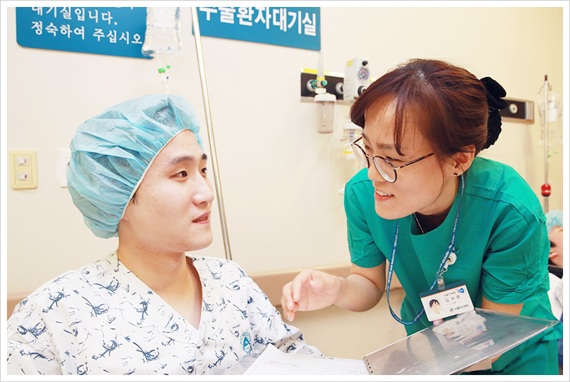 서울아산병원은 수술을 앞둔 환자에게 심리적 안정감을 제공하는 ‘수술 전 불안감 감소 프로젝트’와 환자와의 표준 의사소통 지침인 ‘씨아이케어(CICARE) 프로젝트’를 실시하고 있다. 사진은 수술장 환자 대기공간에서 간호사가 ‘CICARE'를 이용하여 수술을 기다리는 환자를 안심시키고 있는 장면이다.