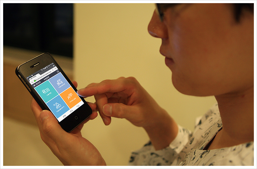 서울아산병원 입원 환자가 수술을 앞두고 수술에 대한 정보를 제공하는 모바일 사이트에 접속하고 있다. 환자는 모바일 사이트를 통해 수술 전, 수술장 이동, 마취, 회복 등 수술의 전반적인 과정에 대해 미리 머릿속으로 그리며 수술 전 불안감을 줄일 수 있다.