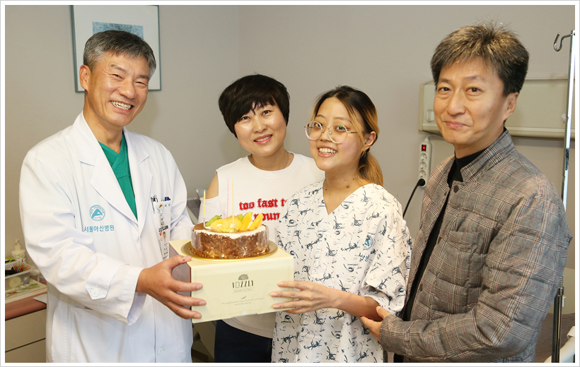 박승일 교수와 오화진양 가족 기념사진 촬영 모습