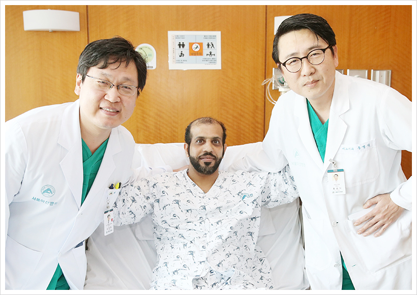 서울아산병원 홍범식(우), 김영훈(좌) 교수팀이 요시프 씨(중)와 수술 후