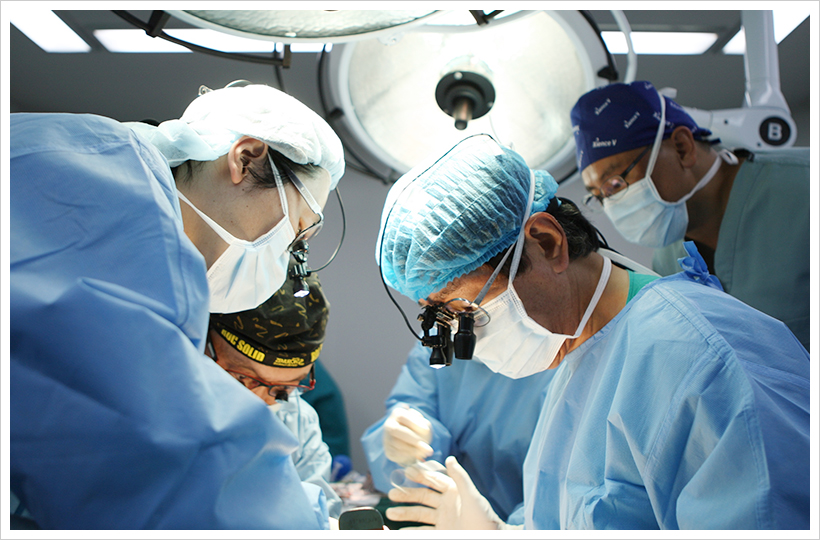 서울아산병원 간이식ㆍ간담도외과 이승규 석좌교수(앞줄 오른쪽)가 2011년 9월 24일 몽골에서 최초로 생체간이식 수술을 집도하고 있다.