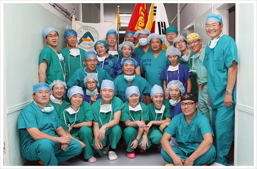 서울아산병원 간이식팀이 2011년 9월 25일 새벽 몽골 국립 제1병원에서 몽골 최초로 생체간이식 수술을  성공하고, 몽골 현지 의료진과 함께 수술실 앞에서 기념사진을 촬영하고 있다.(뒷줄 왼쪽 두 번째가 이승규 서울아산병원 간이식ㆍ간담도외과 석좌교수)