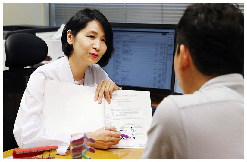 서울아산병원 건강의학과 김홍규 교수가 건강검진을 받은 40대 남성에게 당뇨병 예방을 위한 팔다리 근육 강화 운동법을 설명하고 있다.