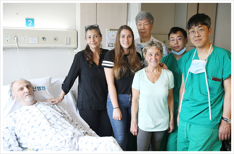 남미 칠레에서 한국을 방문해 두 딸로부터 기증받은 간으로 2대1 생체간이식 수술을 받고 건강을 되찾은 알베트토 씨의 병실에서 간이식·간담도외과 이승규 석좌교수(왼쪽 세 번째)와 송기원 교수(왼쪽 여섯 번째)가 퇴원을 축하해주고 함께 기념사진을 촬영하고 있다.