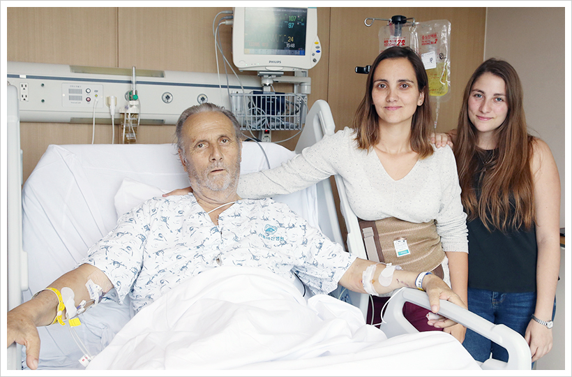 미 칠레에서 한국을 방문해 2대1 생체간이식 수술을 받은 알베르토 씨가 수술 직후 간이식외과 병동에서 아버지를 위해 간 일부를 각각 기증한 두 딸과 함께 있는 모습. 오른쪽부터 첫 번째가 막내딸 아니타 이시도라(23세, 기증자), 두 번째가 첫째 딸 바바라 크리스티나(34세, 기증자).