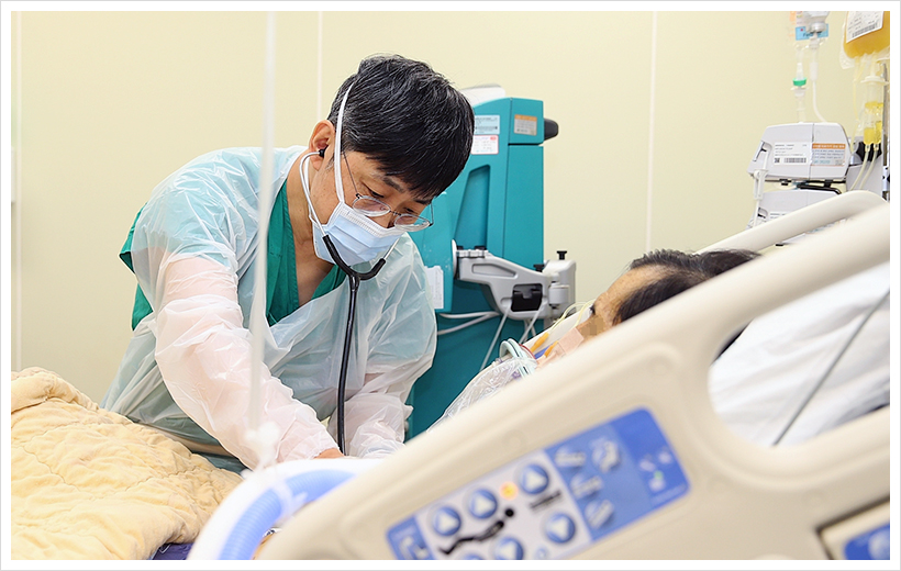 송기원 서울아산병원 간이식·간담도외과 교수가 중환자실에 입원해 있는 급성간부전 환자를 진찰하고 있다. 급성간부전은 간경변증이 없던 환자가 여러 원인으로 갑작스럽게 간에 손상을 입은 뒤 혈액응고장애와 의식변화(간성뇌증)를 보이는 응급질환이다.