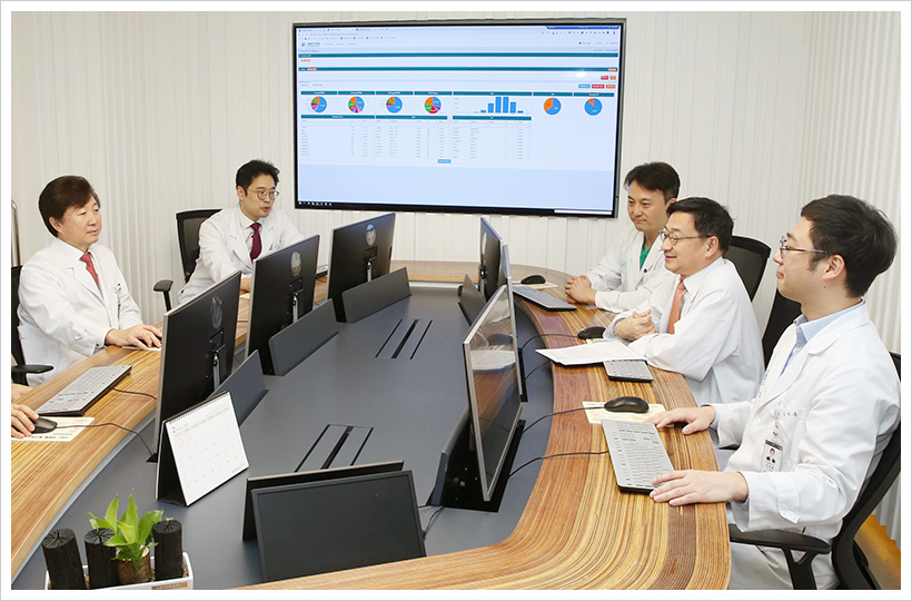 서울아산병원 암병원 의료진이 말기 암 환자의 유전체 정보와 임상 기록을 한 눈에 볼 수 있는 ‘정밀의료 통합 플랫폼’을 활용해 최적의 치료계획을 논의하고 있다.