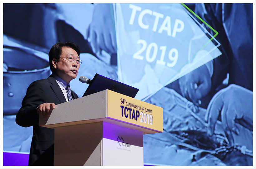 2019년도 TCTAP에서 서울아산병원 심장내과 박승정 교수가 인사말을 하고있다