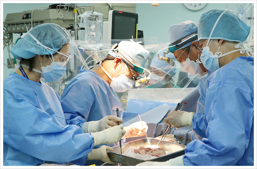 박승일 서울아산병원 흉부외과 교수(왼쪽에서 두 번째)가 멕시코에서 코로나19 감염 완치 이후 발생한 폐섬유증으로 폐기능을 완전히 상실해 인공호흡기와 에크모에 의존하며 실낱같은 생명을 이어가던 교민 김충영씨의 폐이식 수술을 집도하고 있다.