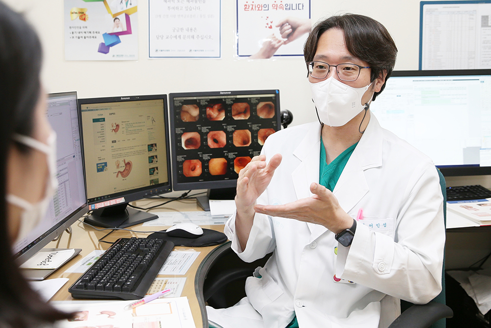 서울아산병원 위장관외과 이인섭 교수가 위암 수술을 받은 환자를 진료하고 있다
